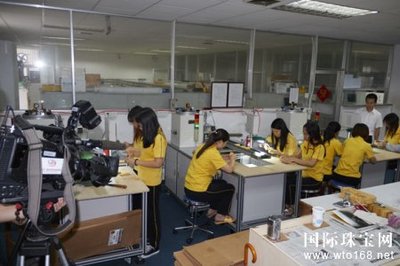 【今日新聞】新時代 &ldquo;星&rdquo;發展 --深圳衛視采訪星光達,聚焦傳統文化產業發展_國際珠寶網-全球最大的珠寶門戶網站。提供及時的行業動態、黃金價格和珠寶加盟等資訊。